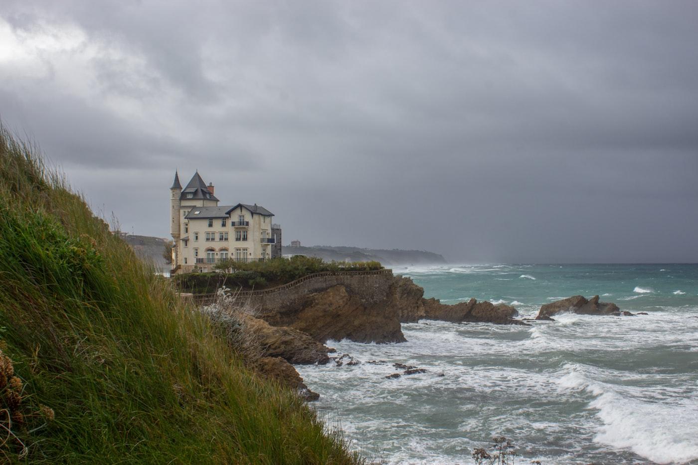 A house on a cliff overlooking the ocean