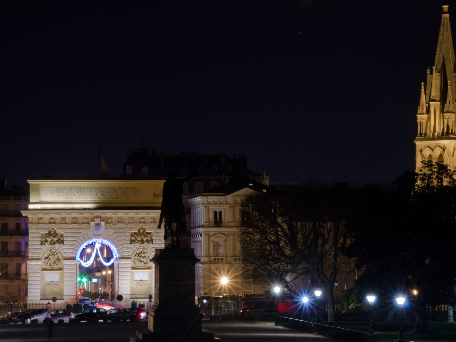 The triumphal arch on the Peyrou promenade, lit at night