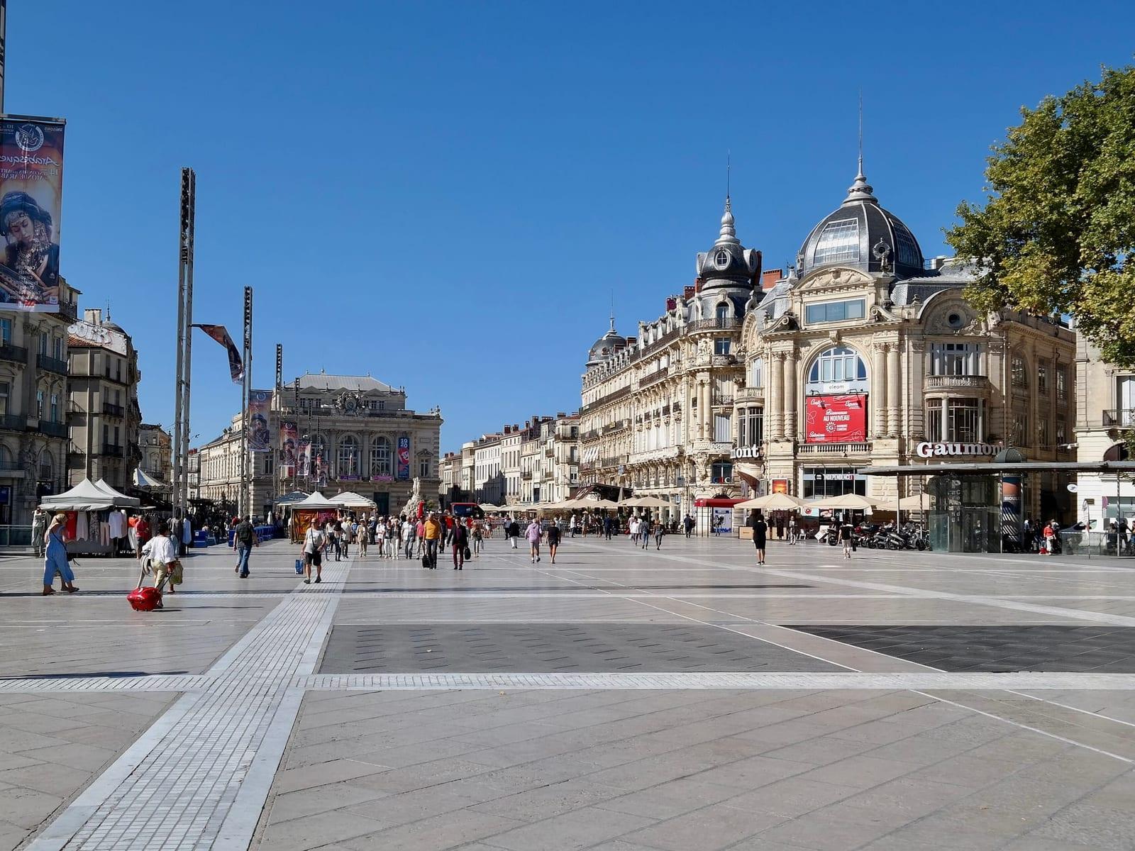 La place de la Comédie, vaste et pavée
