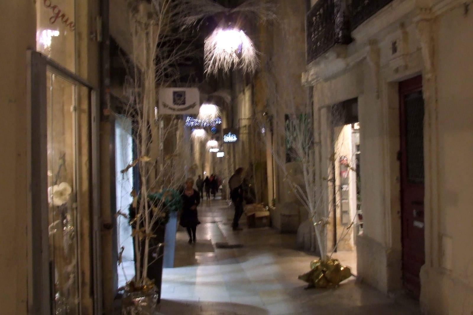Une rue étroite de l’Écusson bordée de façades anciennes