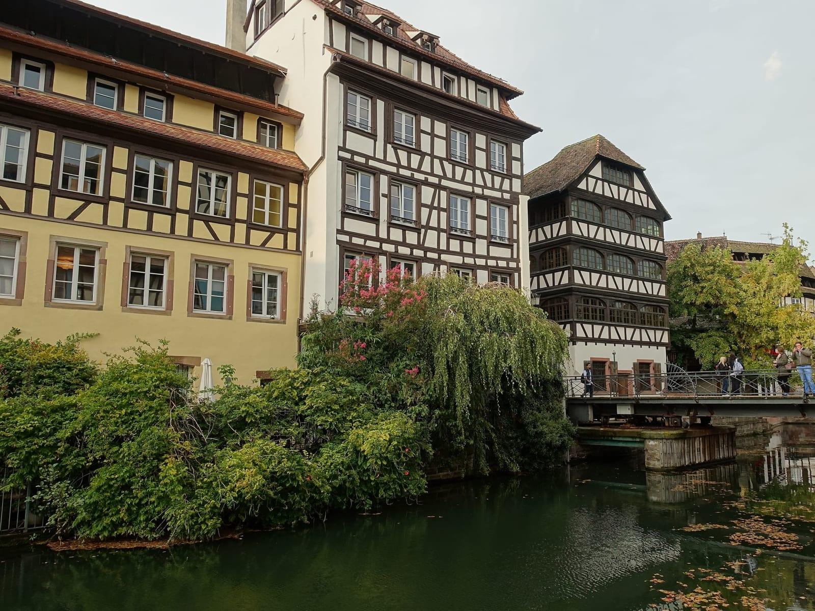 Un canal de la Petite France bordé de maisons à colombages