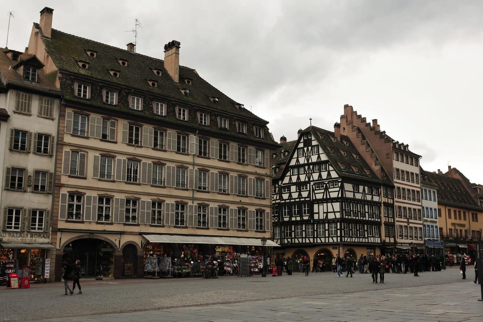 La place de la Cathédrale et ses maisons à colombages