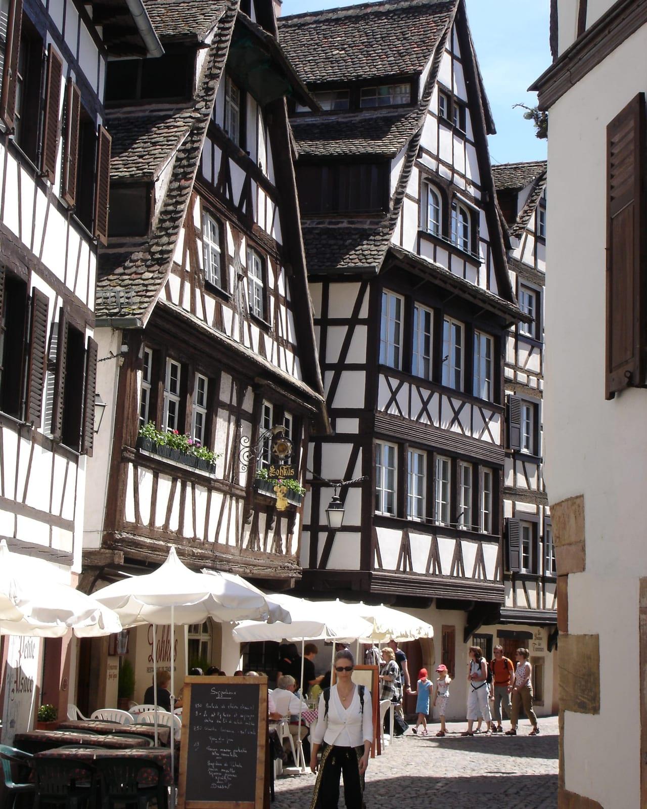 Des maisons à colombages alignées dans une rue de la vieille ville