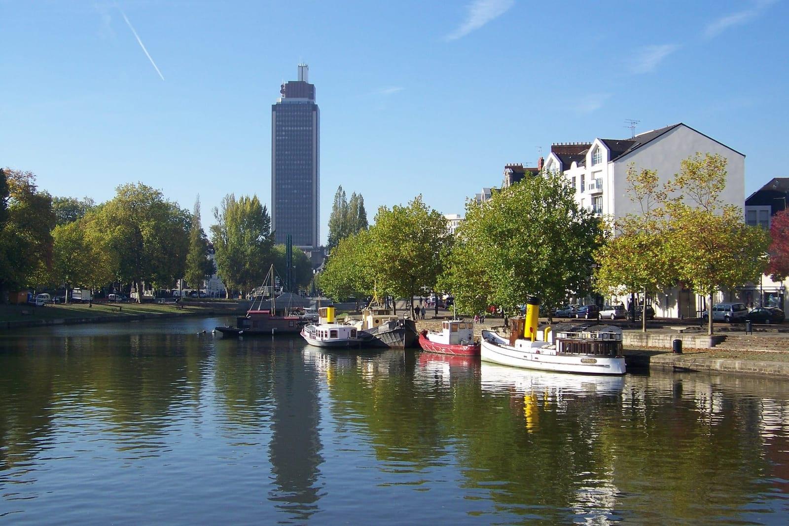 The banks of the Erdre with boats moored alongside