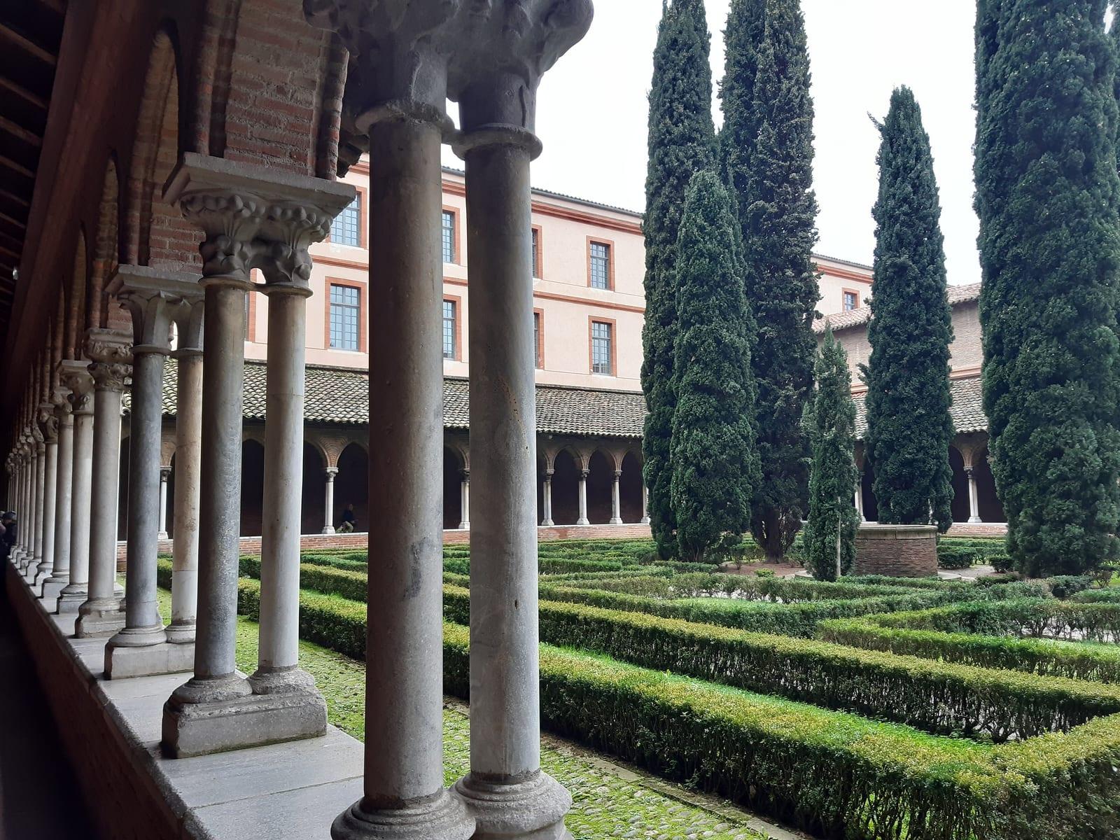 The cloister of the Jacobins convent, columns and clipped hedges