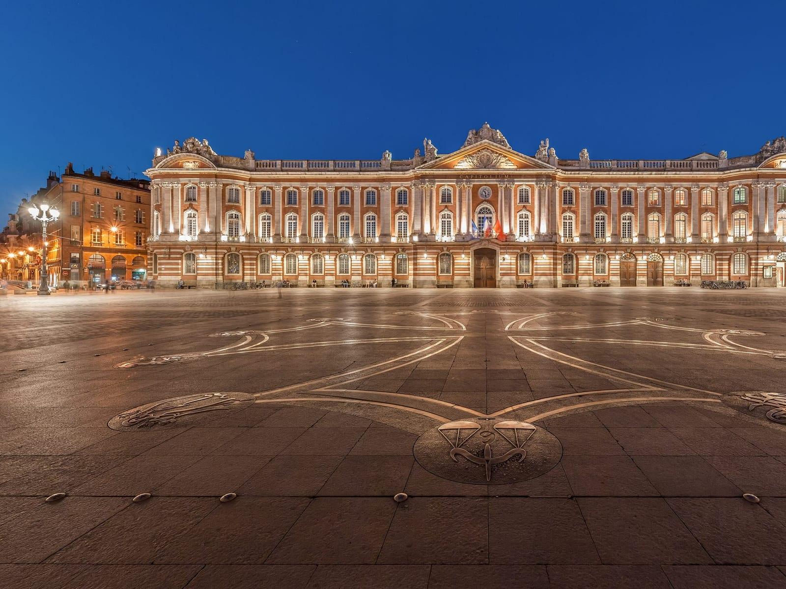The place du Capitole lit in the evening