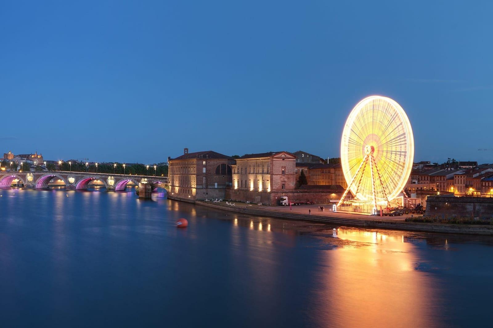 The Garonne, the Pont-Neuf and the big wheel seen from the pont Saint-Pierre